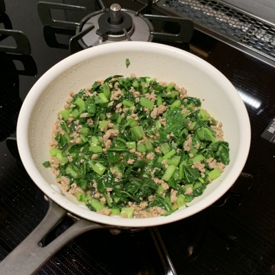 ひき肉に火が通ったところへ刻んだ大根の葉を入れ、炒め合わせます。かさが減ったらめんつゆで味付け。水分量が半分くらいに減るまで火にかけます。