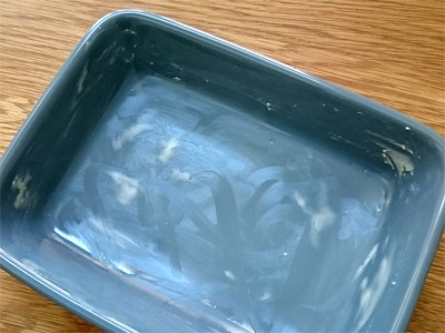 準備:1.ドライフルーツ(レーズン、りんごなど)をラム酒に漬けておく　2. 器にバターを塗る　3.       オーブンを180度に予熱する