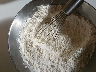 薄力粉とアーモンドプードルとベーキングパウダーをボウルに入れ、泡だて器でぐるぐるかき混ぜる