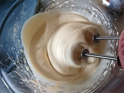 別のボウルに砂糖と卵を入れ、泡だて器で白くもったりするまで混ぜ、溶かしたバターを入れ、混ぜる