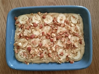 バナナの薄切りを載せ、荒く砕いたナッツ類を載せる