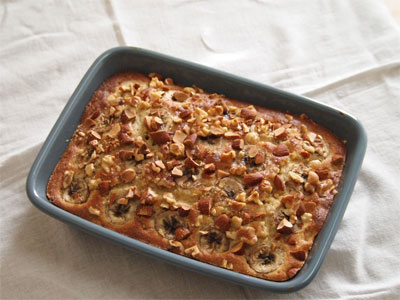 予熱したオーブンで45～50分程焼く。途中で焦げないようアルミホイルを被せる。竹串を刺して生地が付いてこなければ焼きあがり!