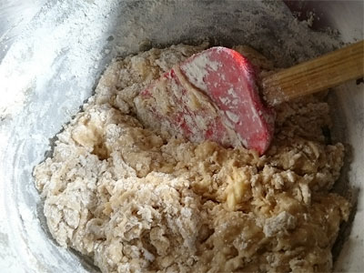 3.に2.の粉を入れ、ヘラでサックリ混ぜ、完熟バナナ2本をマッシュしたものと、ラム酒漬けのドライフルーツを入れ混ぜ、器に入れる