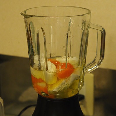 材料を全てミキサーにかけます。はんぺんは軽くちぎって。
塩の加減ははんぺんの味をみて調節してください。