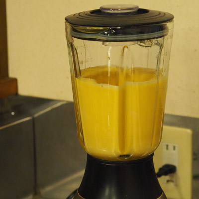 全て攪拌され滑らかになるまで3〜4分ミキサーにかけます。