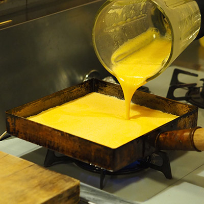 卵焼き器を温めて、油をならして余分な油は捨てます。(種を流した時シュと音がするくらいよく温めて)2を全量流し込み、蓋をして弱火でじっくり焼きます。