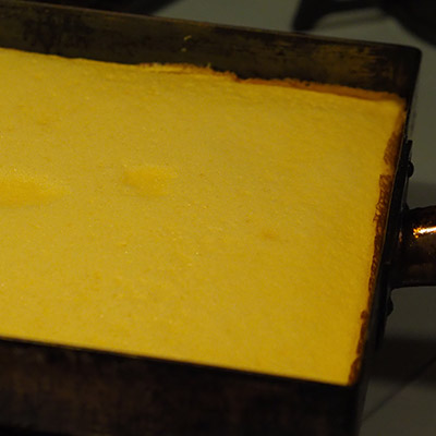 まわりが乾いてきたら裏返します。