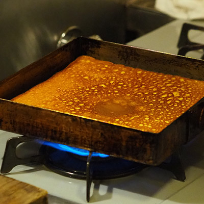 指で押さえて弾力が出るまで焼きます。