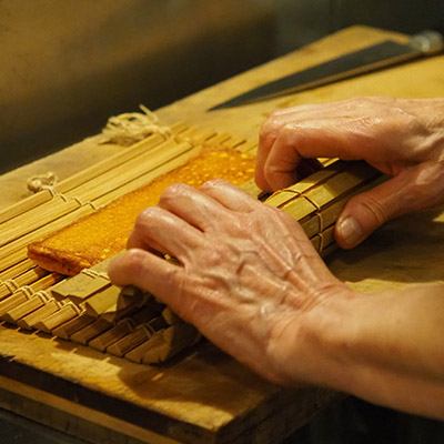 手前からしっかり巻きます。