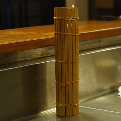 輪ゴムで止め、オニスを立てて冷まします。