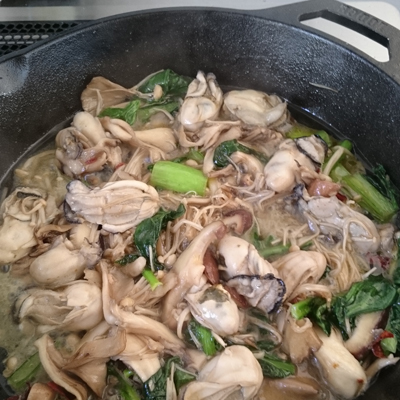 切ったきのこ類を入れ、しんなりしたら小松菜を入れて炒め、牡蠣を入れて炒める
こしょう少々を入れてこのままでアヒージョとして食べてもおいしい