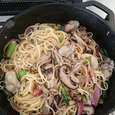 茹でたパスタを入れてかき混ぜたら、出来上がり!