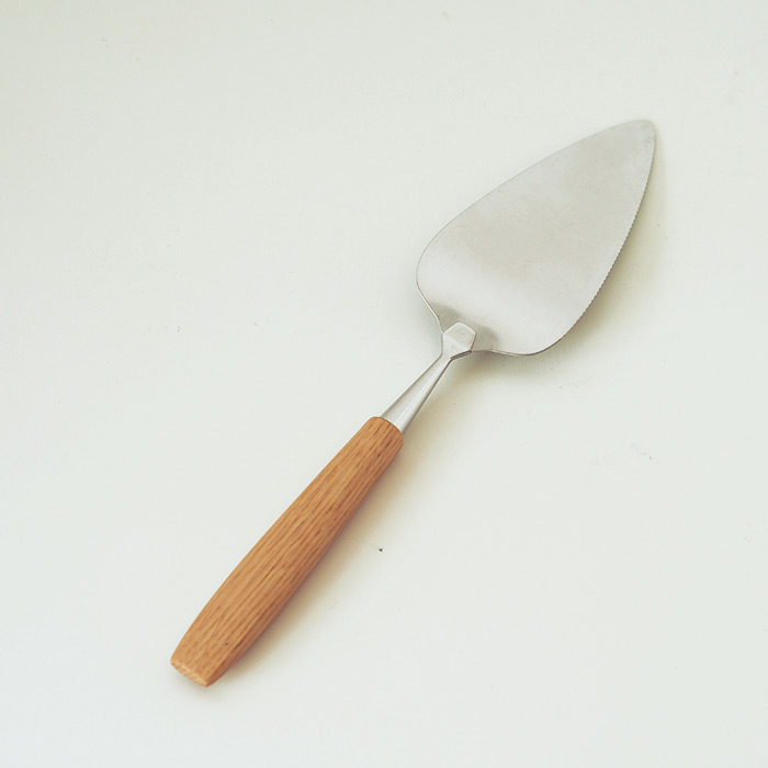 サンク　ビョークルン　ケーキサーバー　三角　オーク　/　CINQ