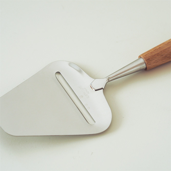 サンク　ビョークルン　チーズスライサー　オーク　/　CINQ