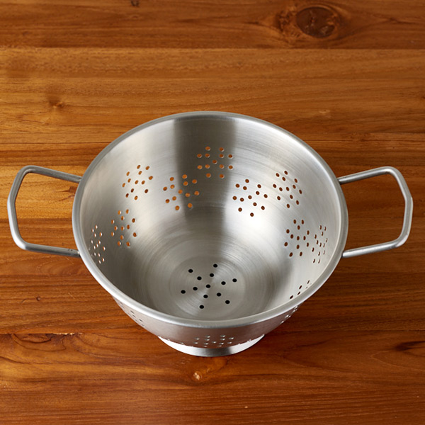 ヨナス　脚付き　ステンレス　コランダー　23cm　/　Jonas