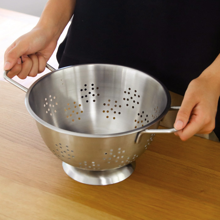 ヨナス　脚付き　ステンレス　コランダー　23cm　/　Jonas