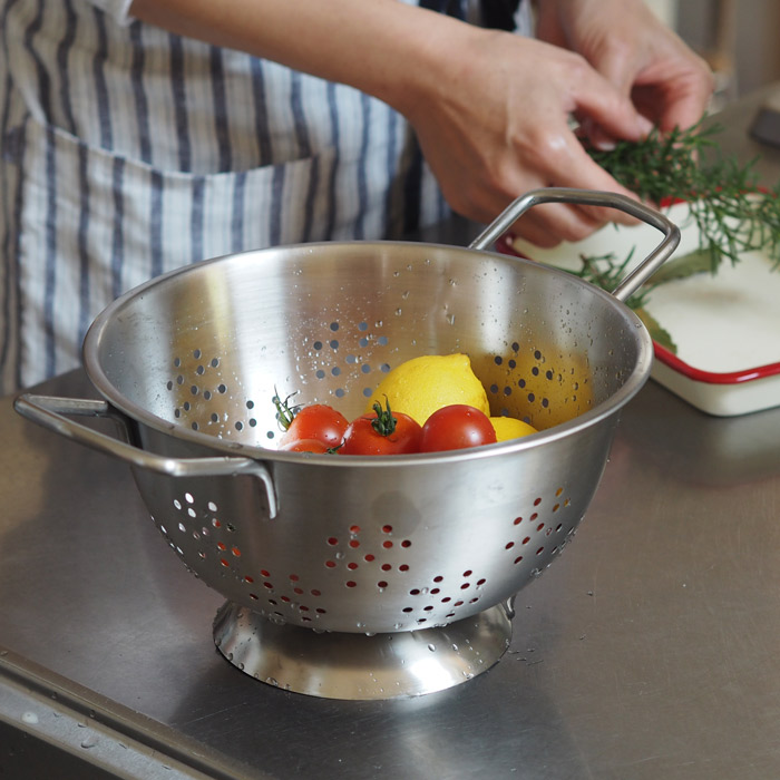 ヨナス　脚付き　ステンレス　コランダー　23cm　/　Jonas