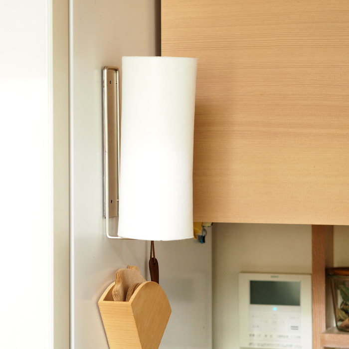 【4月より値上げ】家事問屋　壁付けキッチンペーパーホルダー