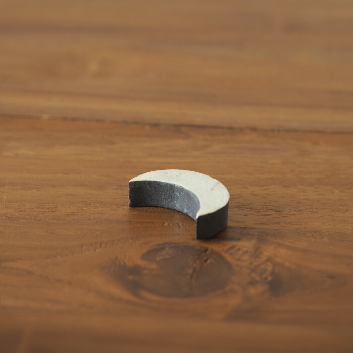 飯高幸作　箸置き　三日月型　刷毛黒 　/　 kousha ceramic works