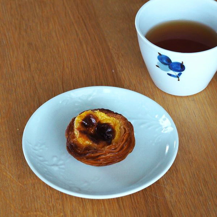 九谷青窯　高原真由美　白磁いっちん草花散らし　4.5寸皿