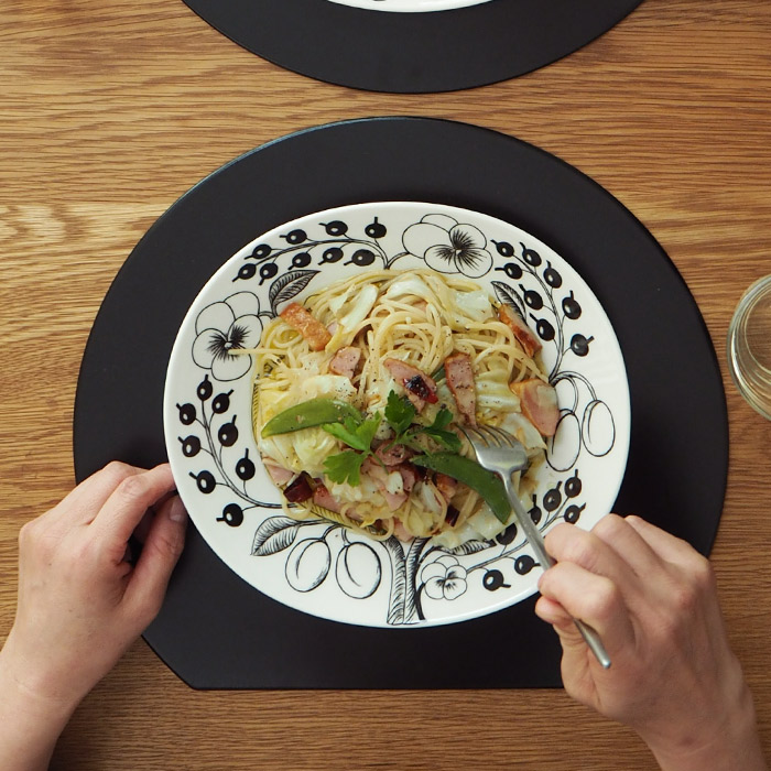 【プロキッチンオリジナル】【単品】半月盆　両面　黒×赤　/　PROKITCHEN