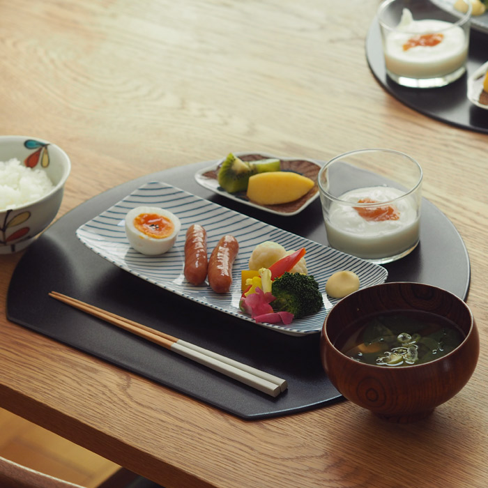 【プロキッチンオリジナル】【単品】半月盆　両面　黒×赤　/　PROKITCHEN