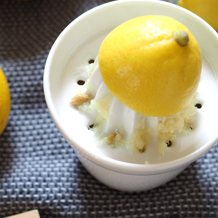 かもしか道具店　レモンのしぼり器　白