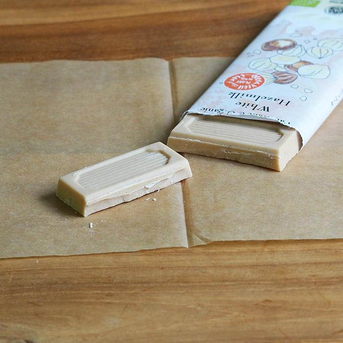 【取扱終了0312】【秋冬限定】ピープルツリー　フェアトレードチョコ　板チョコ　オーガニック　ホワイトウィズグラウンドヘーゼルナッツ　/　People　Tree