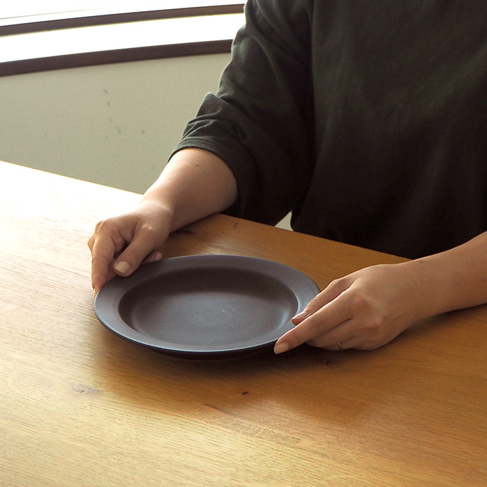 【プロキッチン別注】SAKUZAN　Sara　プレート　20cm　7”　チョコレートブラウン