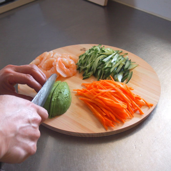 【4月より値上げ】【プロキッチンオリジナル】四万十ひのき　まるいまな板　30cm（1.5cm厚）　/　PROKITCHEN