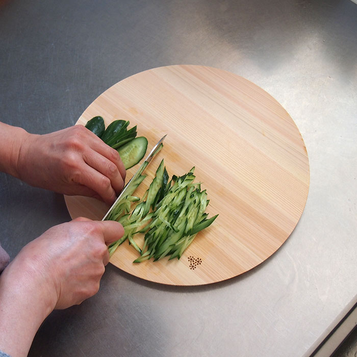 【4月より値上げ】【プロキッチンオリジナル】四万十ひのき　まるいまな板　30cm（1.5cm厚）　/　PROKITCHEN