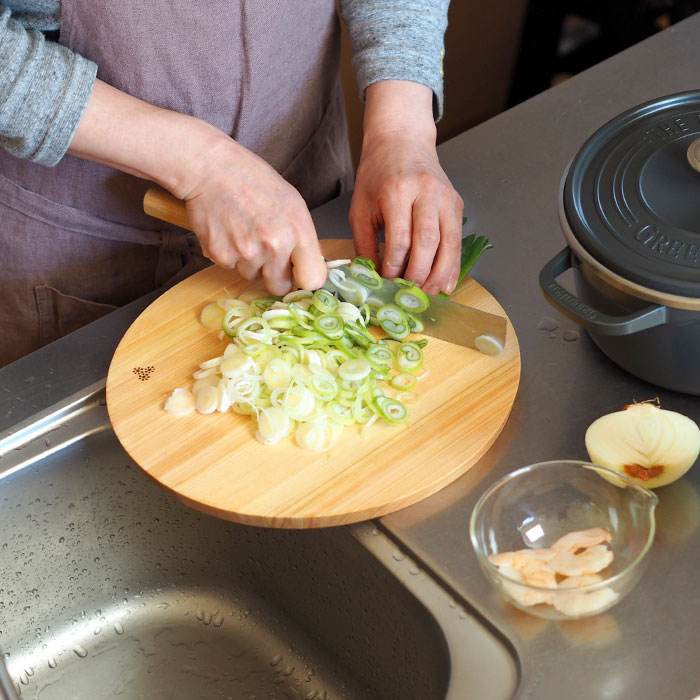 【4月より値上げ】【プロキッチンオリジナル】四万十ひのき　まるいまな板　30cm（1.5cm厚）　/　PROKITCHEN