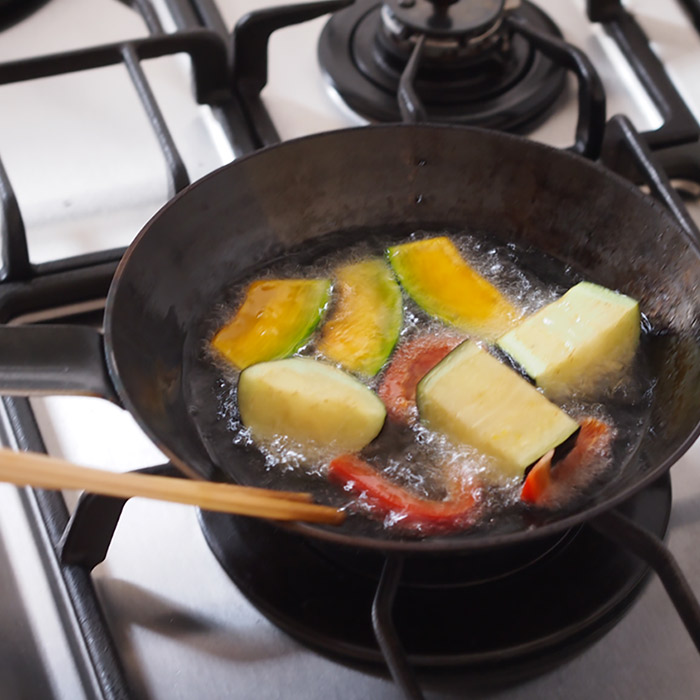 【いろはに千鳥でご紹介！】【公式】【プロキッチンオリジナル】山田工業所　鉄打出　ちょこっとフライパン　18cm（2.3mm）　/　PROKITCHEN